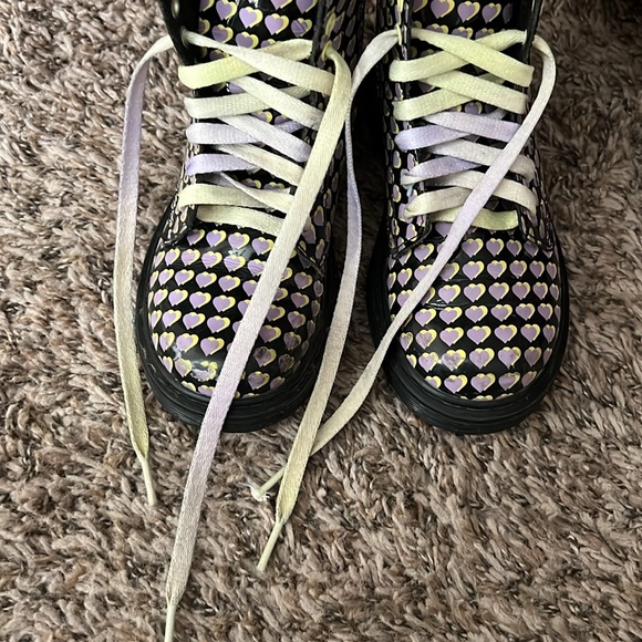 Dr. Martens Girls Boots with hearts - Picture 10 of 10